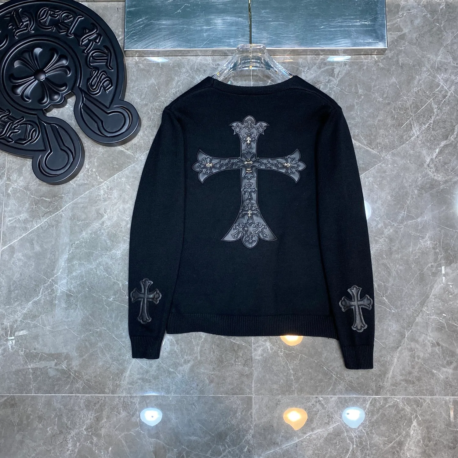 P296 Chrome Hearts 🍁Sweater series🍁 New V-neck buttoned cardigan sweater for autumn and winter. Selected high-quality wool blended knitted fabrics. Tajima machine embroidery➕ Heavy cross sheepskin patchwork craftsmanship. Total size 17 pieces of patchwork➕Customized silver-proof lattice buckle. Non-market ordinary version. 🏷Three standards complete🏷 🌈Recommended colors: black white🌈